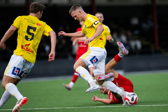 Falkenbergs FFs Tim Stålheden fäller Ariana FCs Esim