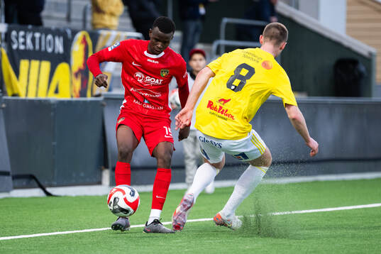 Ariana FCs Usman Mohammed Ibrahim och Falkenbergs FFs Nils