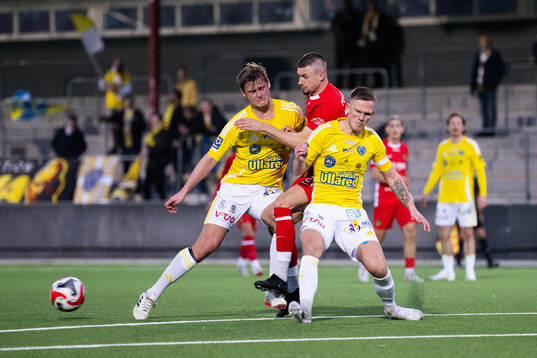 Ariana FCs André Reinholdsson mellan Falkenbergs FFs Tim