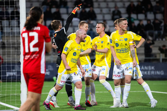 Falkenbergs FFs målvakt Anton Andersson jublar