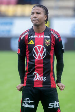 Östersunds Nebiyou Perry innan fotbollsmatchen i