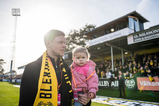 David Löfquist tackas av