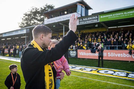 David Löfquist tackas av