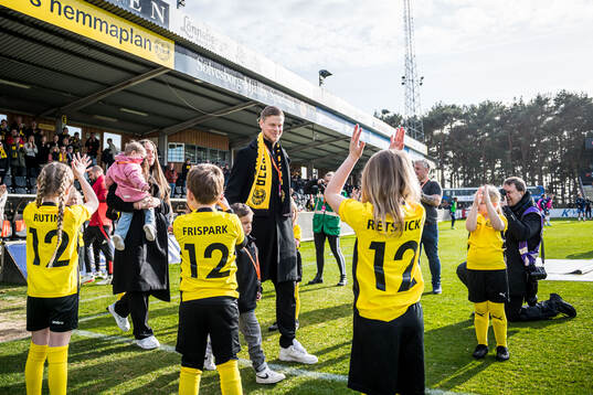 David Löfquist tackas av