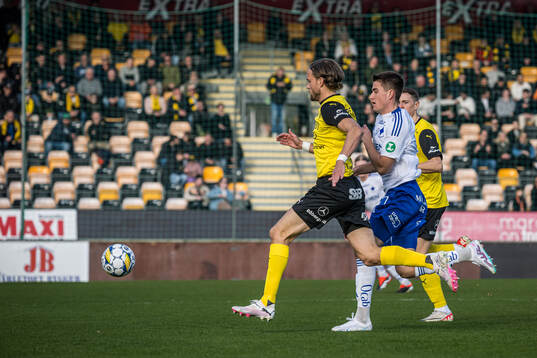 Mjällbys Tom Pettersson och IFK Norrköpings Carl Björk