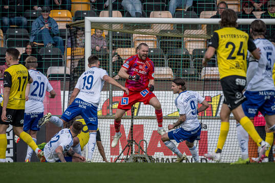 IFK Norrköpings målvakt Oscar Jansson jublar