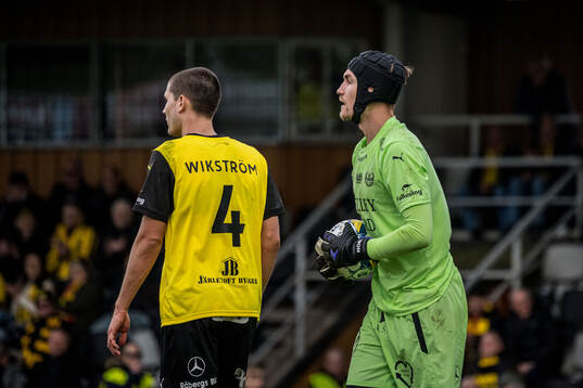 Mjällbys Rasmus Wikström och målvakt Noel Törnqvist