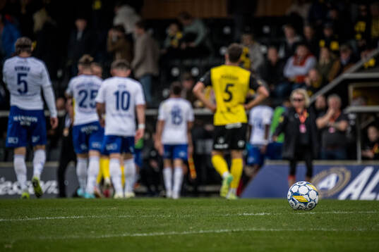 En fotboll ligger på gräsmattan