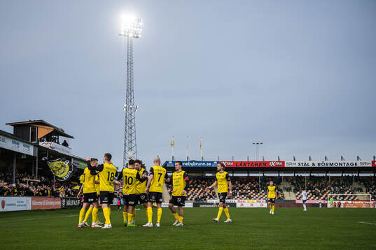 Mjällbys Nicklas Røjkjær jublar med lagkamrater