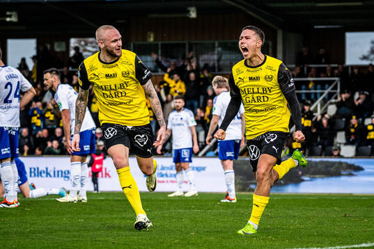 Mjällbys Adam Ståhl och Nicklas Røjkjær jublar