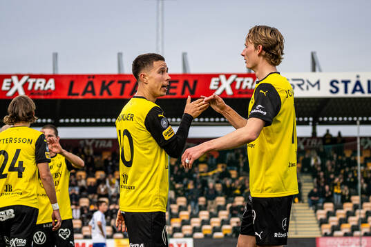 Mjällbys Nicklas Røjkjær och Alexander Johansson jublar