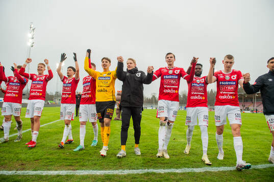 Degerfors jublar med supportar