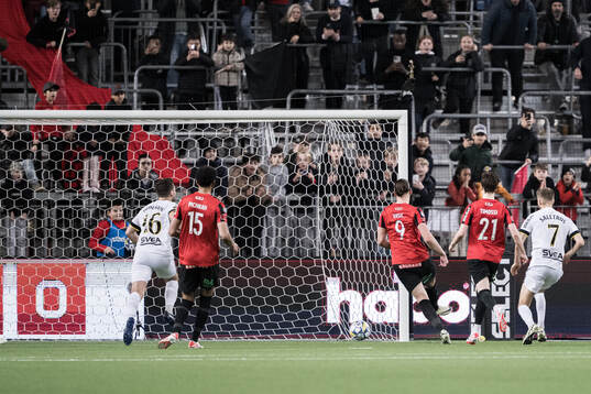 Brommapojkarnas Nikola Vasic gör 2-2 på straff