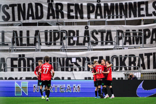 Brommapojkarnas Ludvig Fritzson jublar med lagkamrater