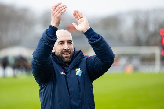 Östers tränare Martin Foyston jublar