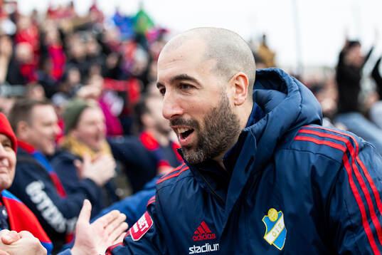 Östers tränare Martin Foyston jublar