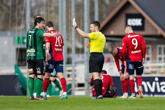 Varbergs Robin Tranberg och domare Jovan Krsmanovic