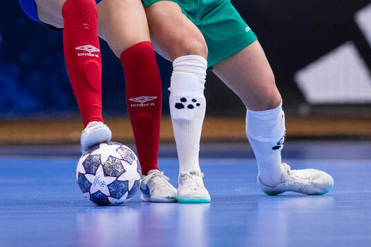 En fotboll och fotbollsskor