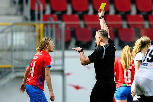 Helsingborg s Alma Larsson och Domare Ibrahim Mujadzic