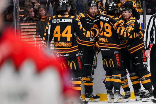 Skellefteås Jonathan Johnson och Dylan Sikura jublar