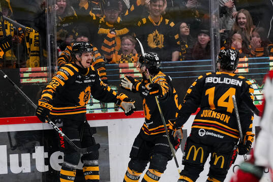 Skellefteås Jonathan Johnson och Dylan Sikura jublar