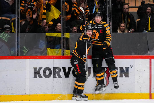 Skellefteås Anton Heikkinen och Rickard Hugg jublar