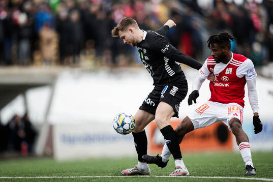 Örebros Niclas Bergmark och Sandvikens IFs John Junior