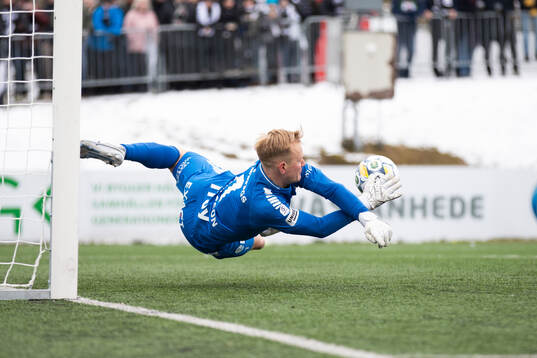 Örebros målvakt Malte Påhlsson räddar en straff