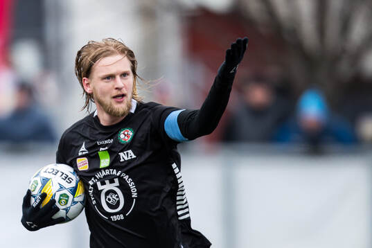 Örebros Kalle Holmberg jublar
