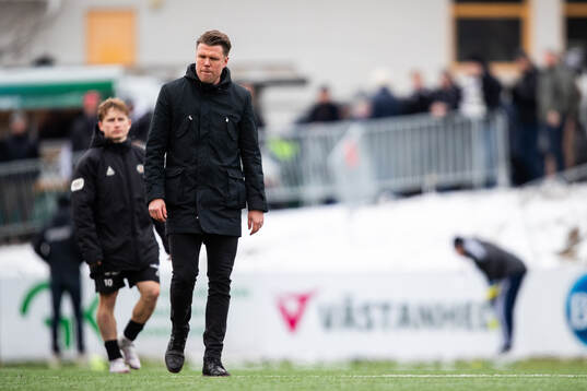 Örebros huvudtränare Christian Järdler deppar