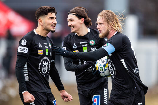 Örebros Kalle Holmberg jublar