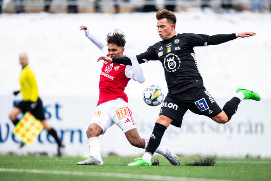 Sandvikens IFs Jonathan Karlsson och Örebros Tobias