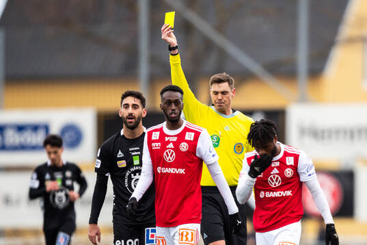 Örebros Lucas Shlimon får ett gult kort av Domare Magnus