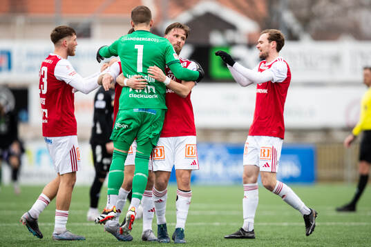 Sandvikens IFs målvakt Felix Jakobsson och Kasper Harletun
