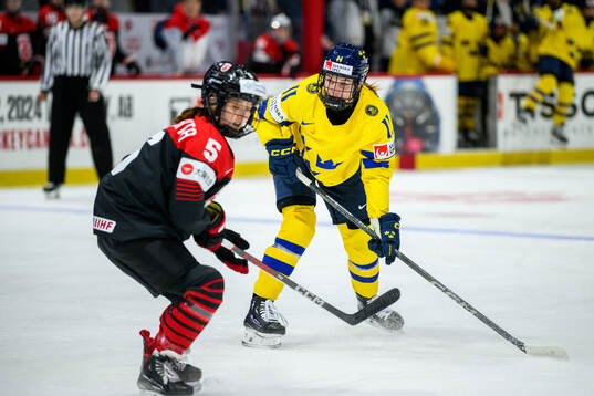 Shiori Yamashita of Japan and Josefin Bouveng of Sweden