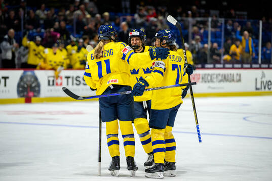Josefin Bouveng of Sweden celebrates with teammates