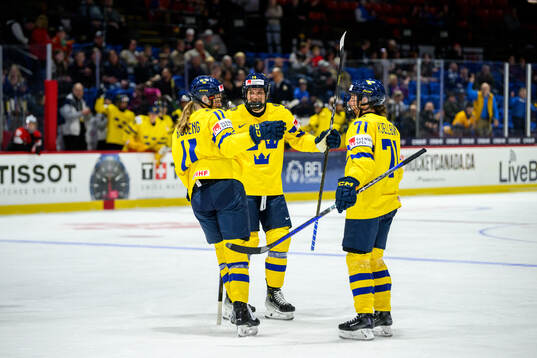Josefin Bouveng of Sweden celebrates with teammates