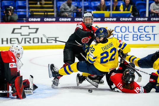 Aoi Shiga of Japan and Hanna Thuvik of Sweden