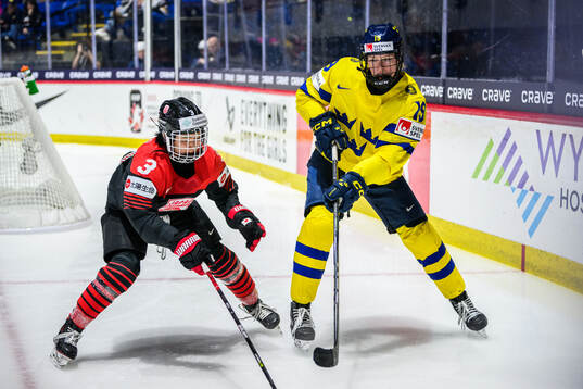 Aoi Shiga of Japan and Sara Hjalmarsson of Sweden