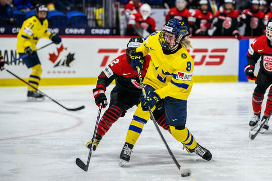 Shiori Koike of Japan and Hilda Svensson of Sweden
