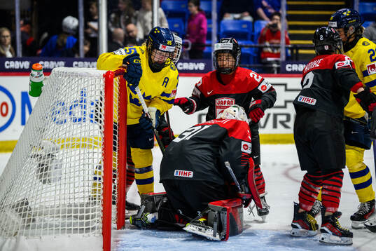 Lina Ljungblom of Sweden and Remi Koyama of Japan
