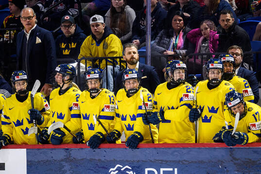 Head coach Ulf Lundberg and players of Sweden