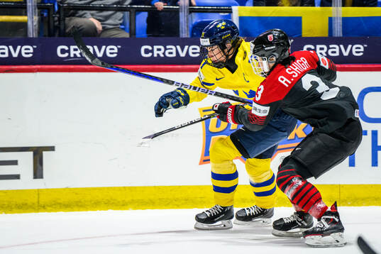 Anna Kjellbin of Sweden and Aoi Shiga of Japan