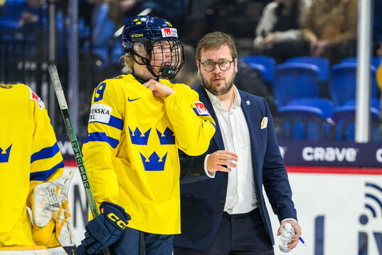 Sara Hjalmarsson and Assistant coach Dennis Bozic of Sweden