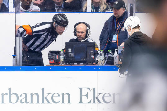 Domare Tobias Björk och Domare Marcus Linde gör