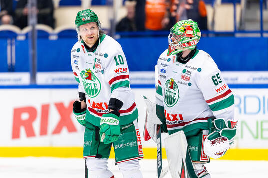 Rögles Rodrigo Abols och målvakt Christoffer Rifalk jublar