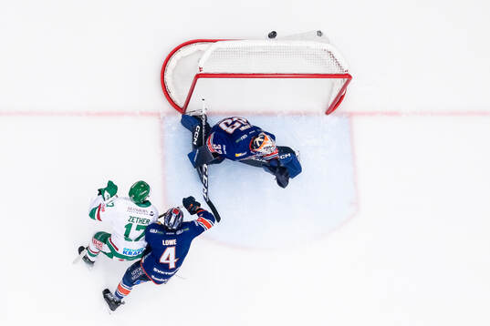 Rögles Simon Zether gör mål 0-1 bakom Växjös målvakt