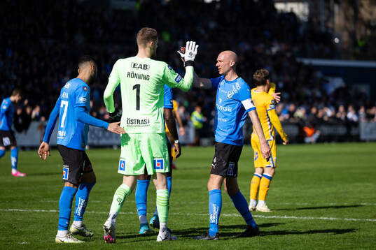 Halmstads målvakt Tim Rönning jublar