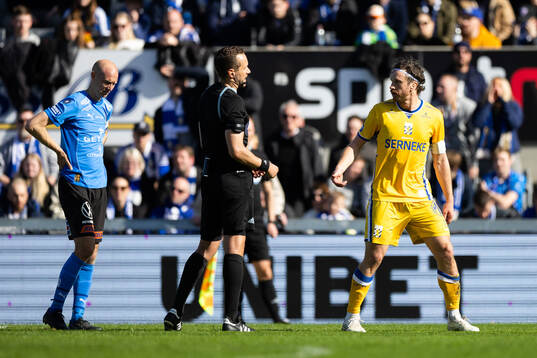 Domare Victor Wolf och IFK Göteborgs Gustav Svensson