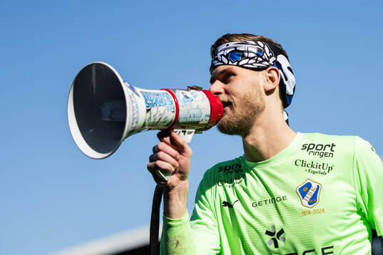 Halmstads målvakt Tim Rönning jublar